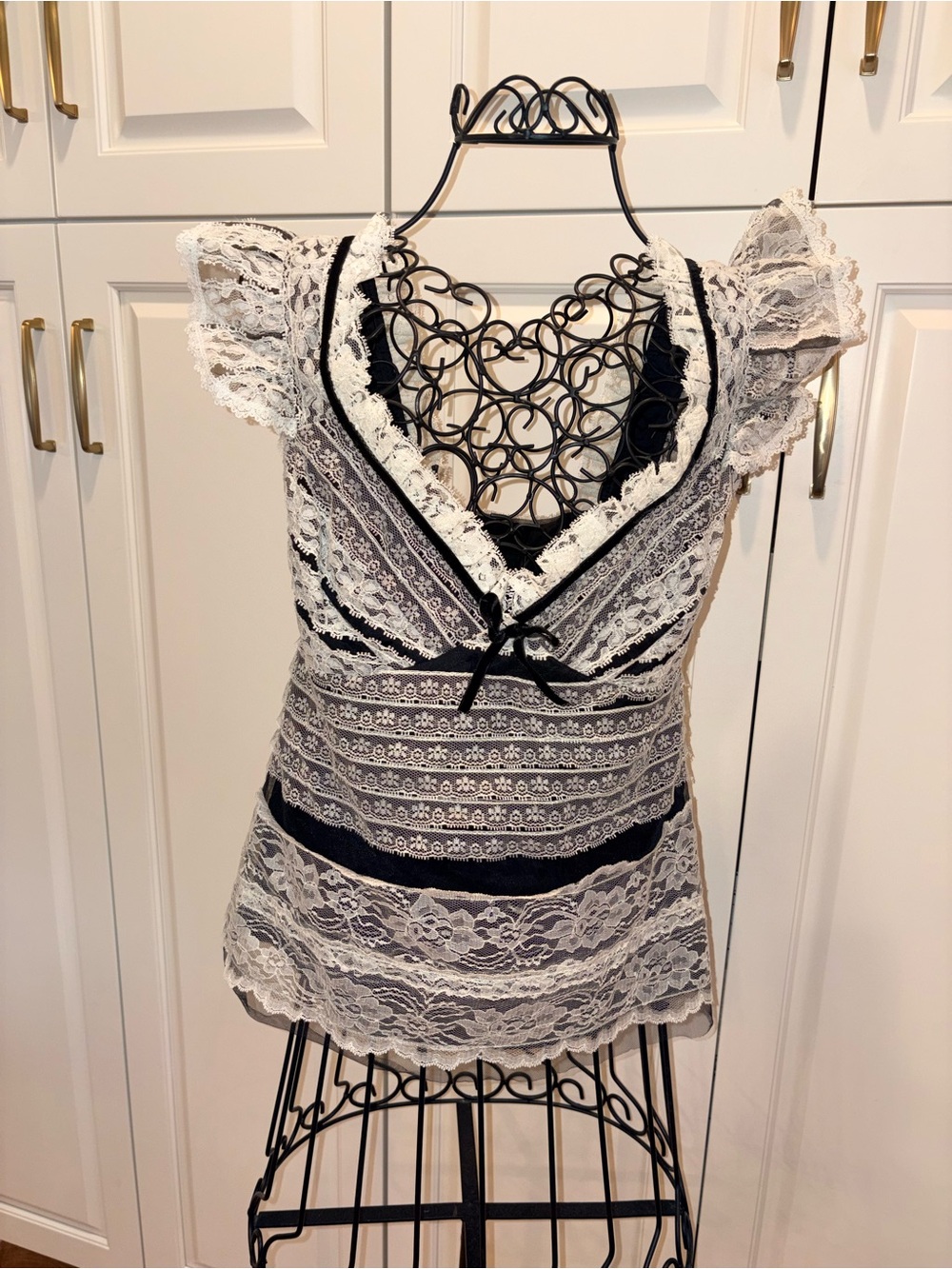 authentic vintage 2000s (Y2K) Anna Sui lace blouse in a US Size 8.